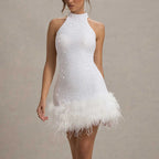Ivanna - Vestido mini con cuello halter y plumas