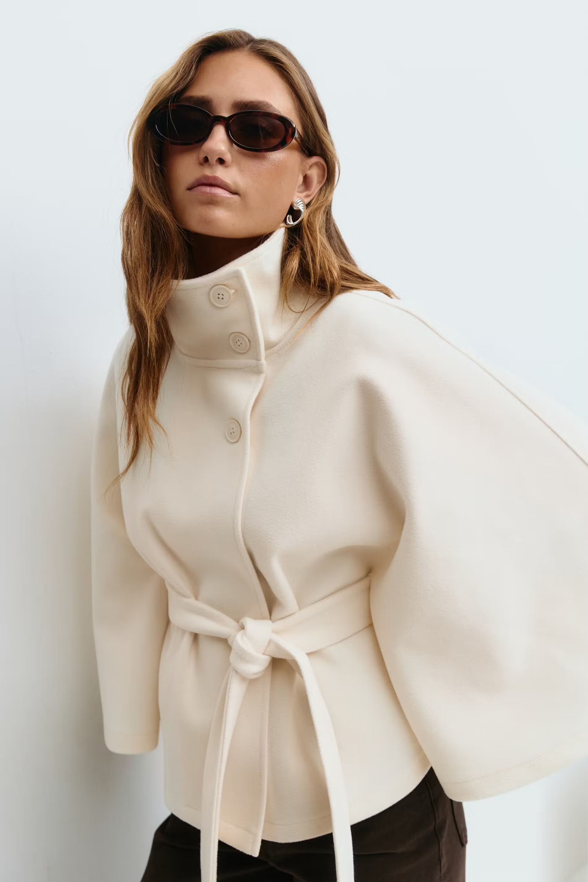 Sofía - Capa corta de mujer con cinturón y cuello alto