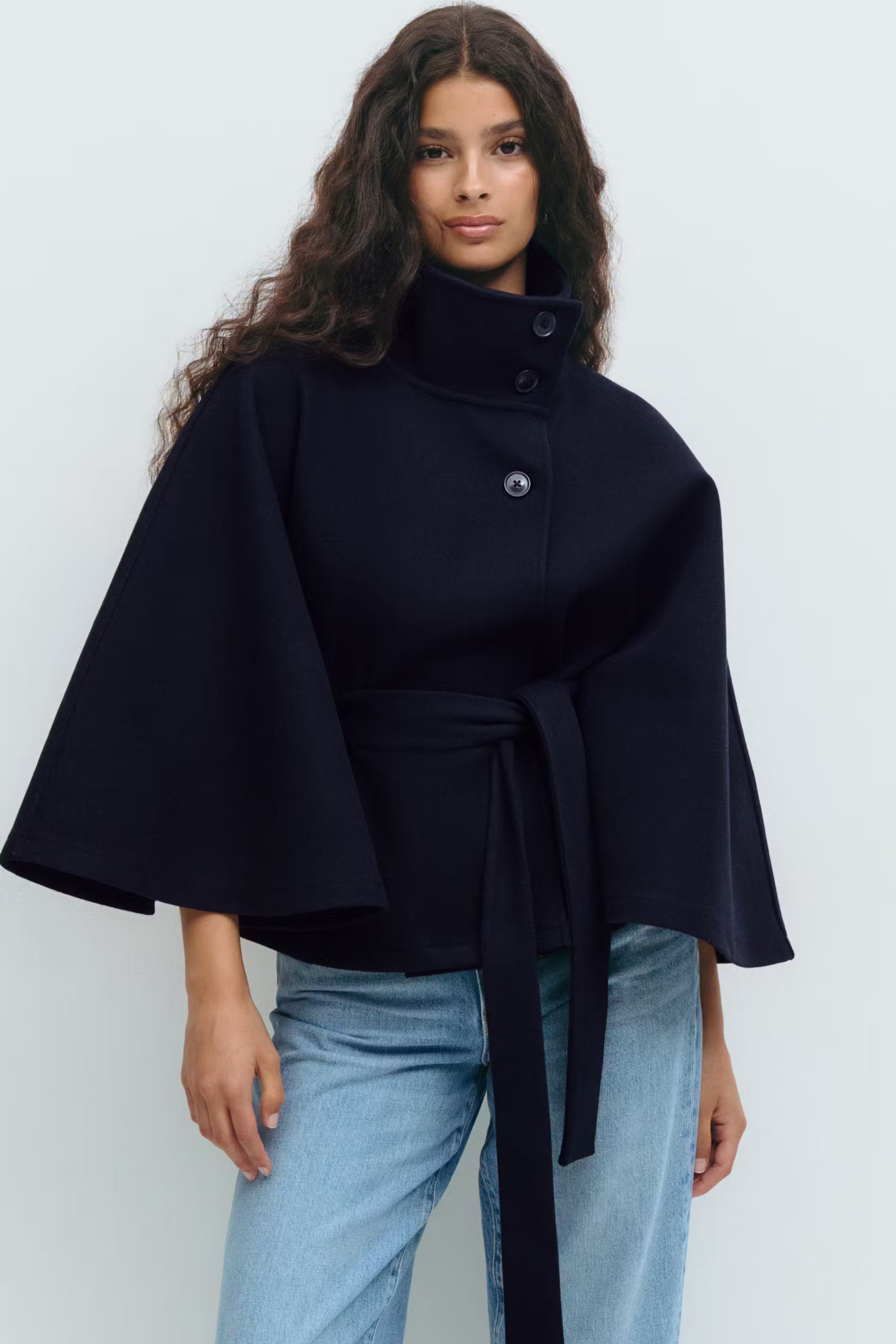 Sofía - Capa corta de mujer con cinturón y cuello alto