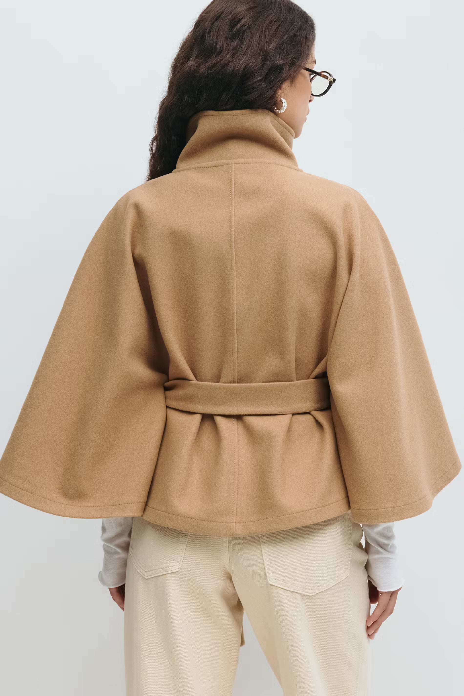 Sofía - Capa corta de mujer con cinturón y cuello alto