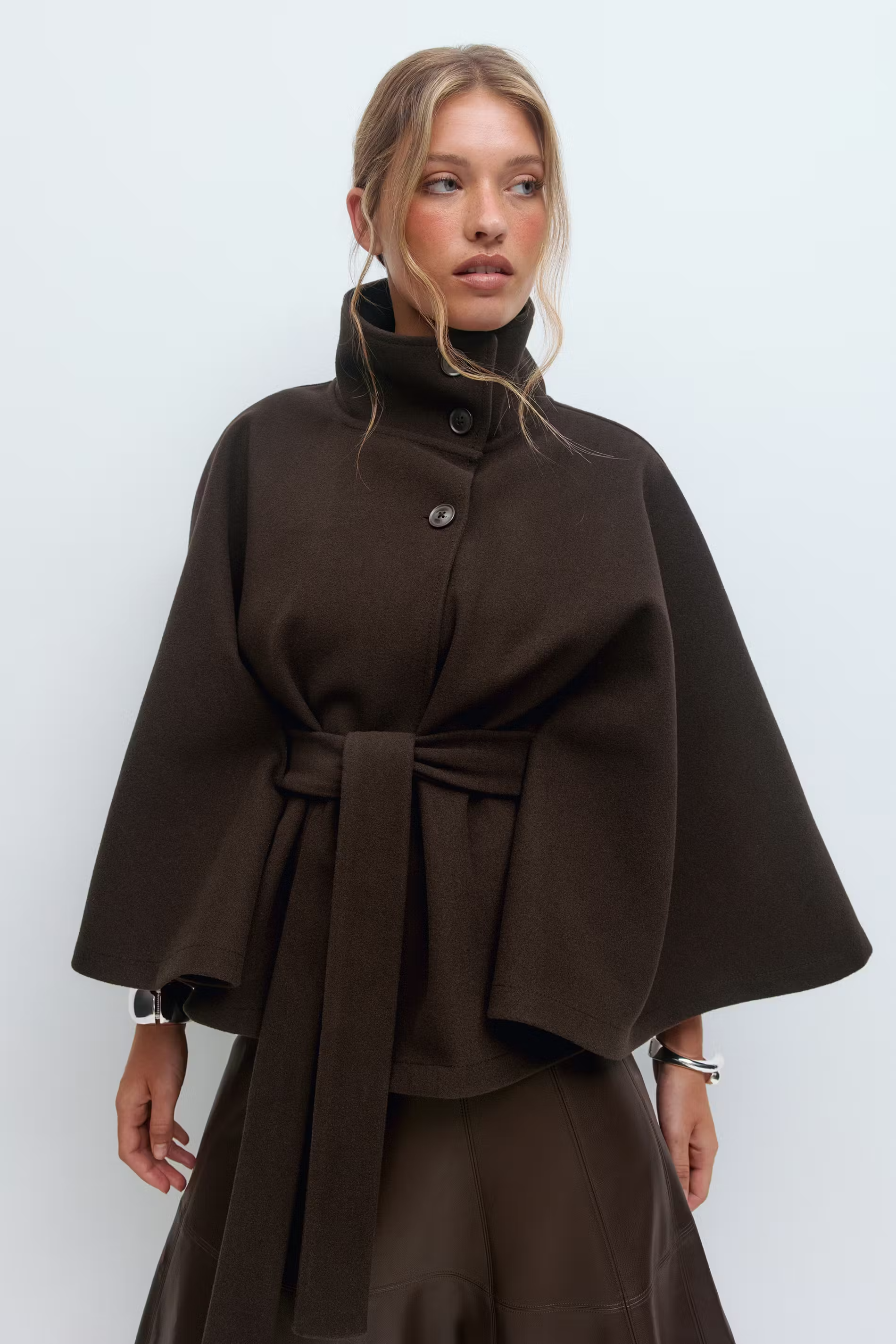 Sofía - Capa corta de mujer con cinturón y cuello alto