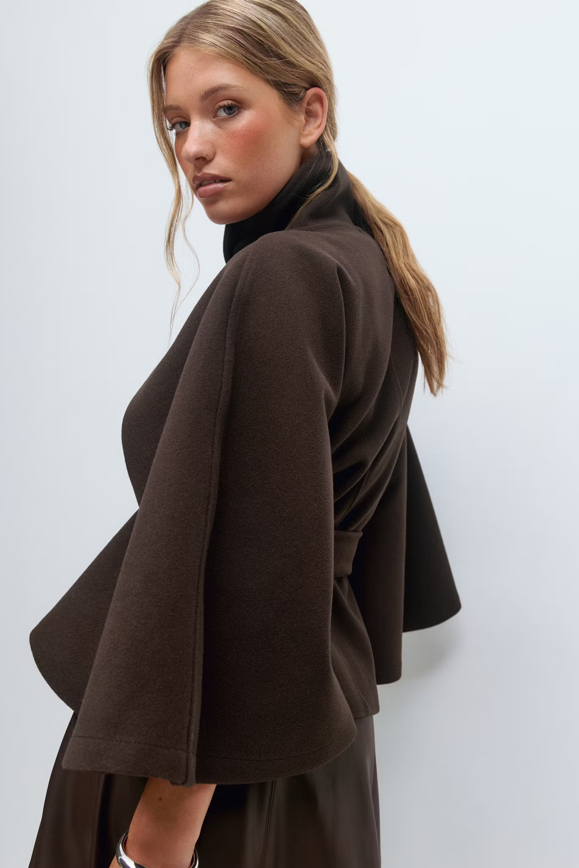 Sofía - Capa corta de mujer con cinturón y cuello alto