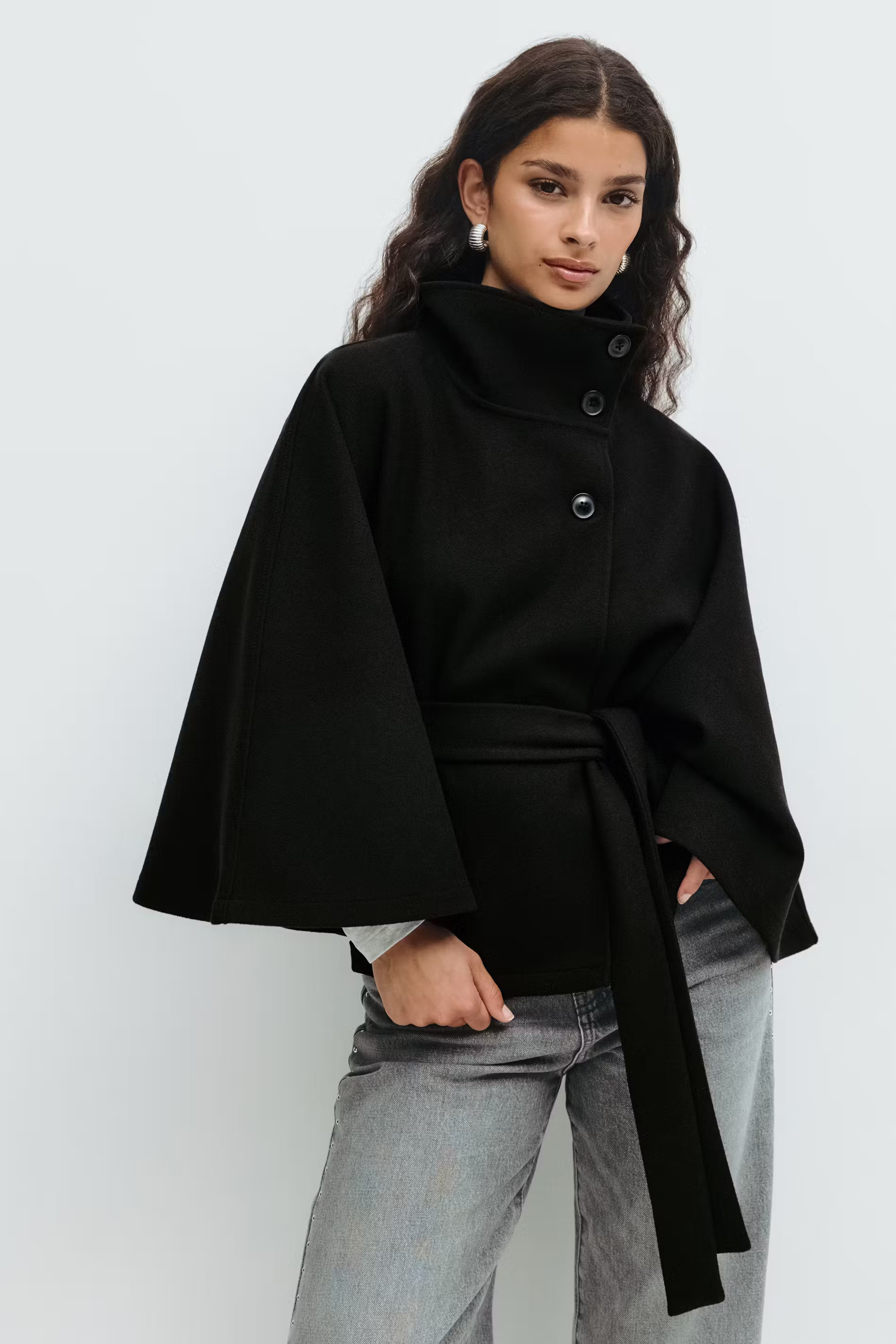 Sofía - Capa corta de mujer con cinturón y cuello alto