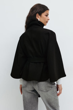 Sofía - Capa corta de mujer con cinturón y cuello alto