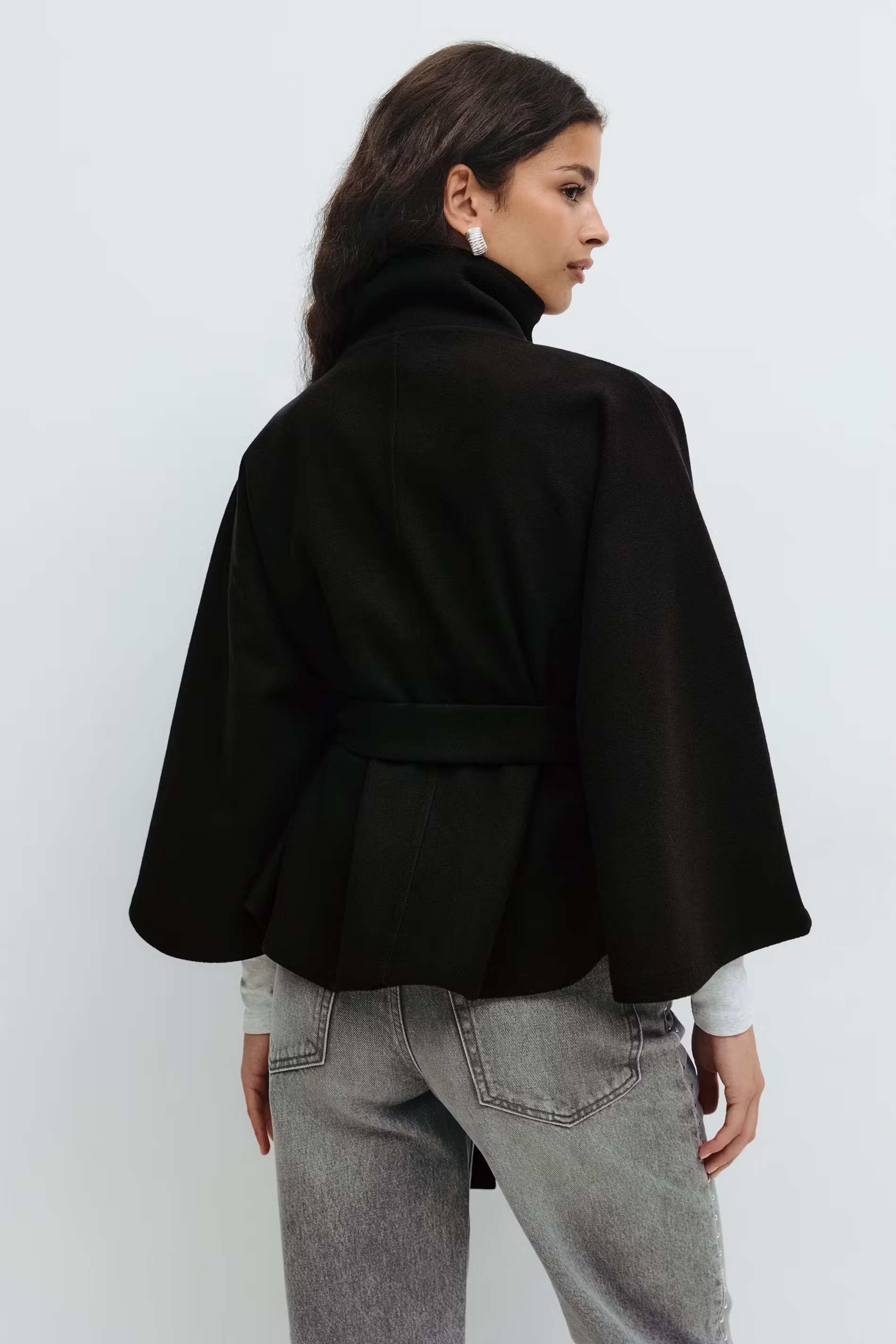 Sofía - Capa corta de mujer con cinturón y cuello alto