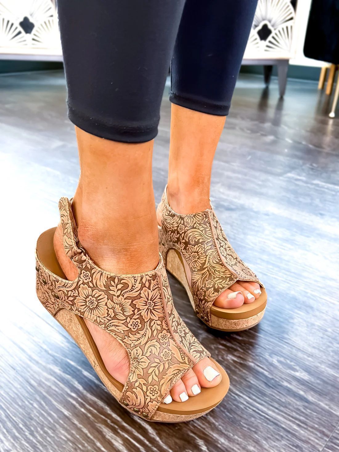 Mariela - Sandalias de verano con cuña y diseño abierto