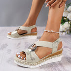 Aitana - Sandalias de cuña con detalle metálico