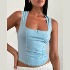 Lía - Blusa azul sin mangas con encaje