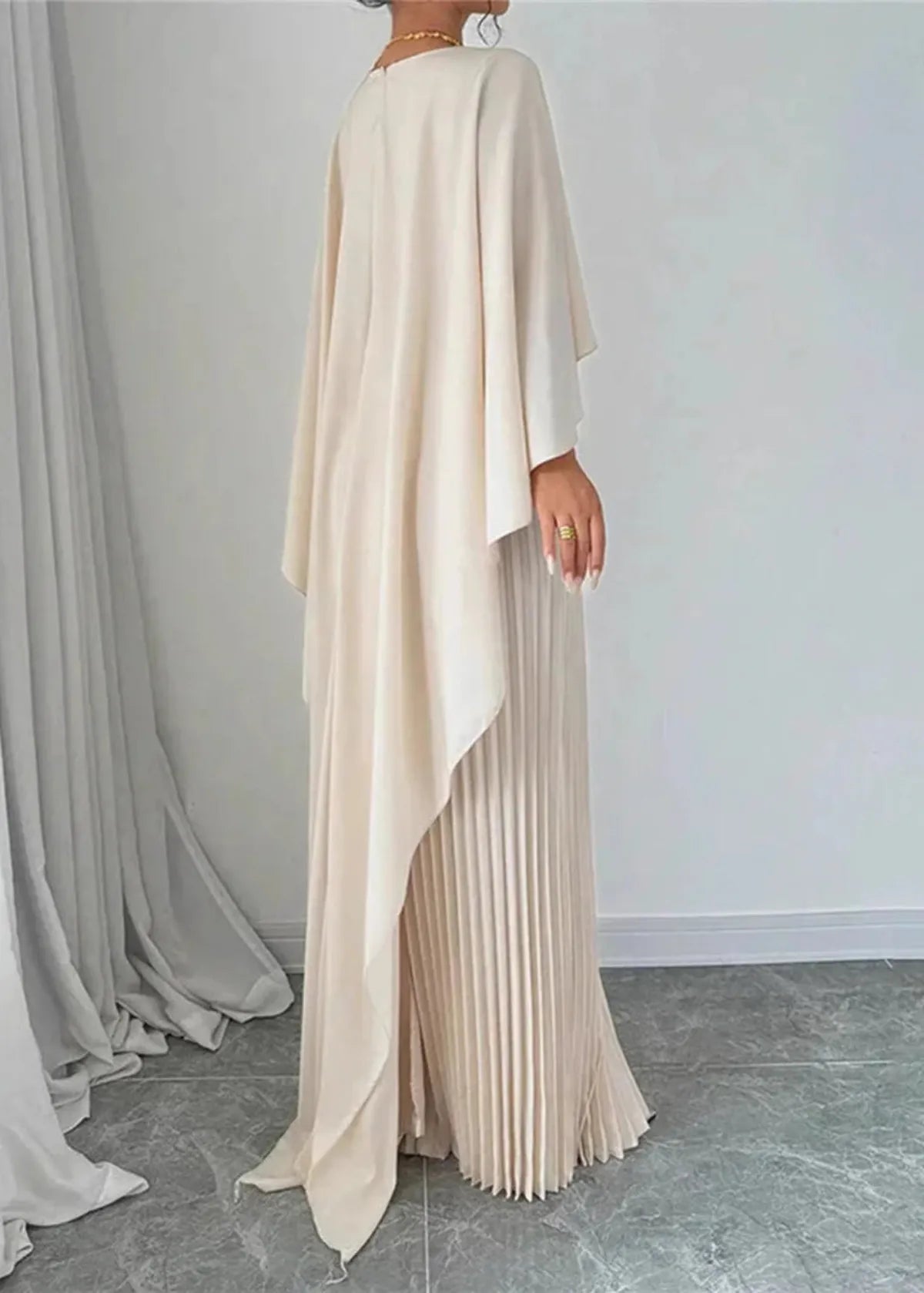 Isabela – Vestido largo plisado con capa para mujer