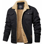 Mørk grå bomberjakke med beige fôr, to brystlommer og knappelukking. Perfekt for vinter, stilren og varm ytterjakke for menn.
