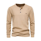 Hvit langermet henley-genser for menn med tre knapper, laget av mykt bomullsmateriale. Perfekt for casual og stilige antrekk.