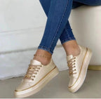 Klea - Zapatillas con adornos dorados