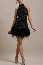 Ivanna - Vestido mini con cuello halter y plumas