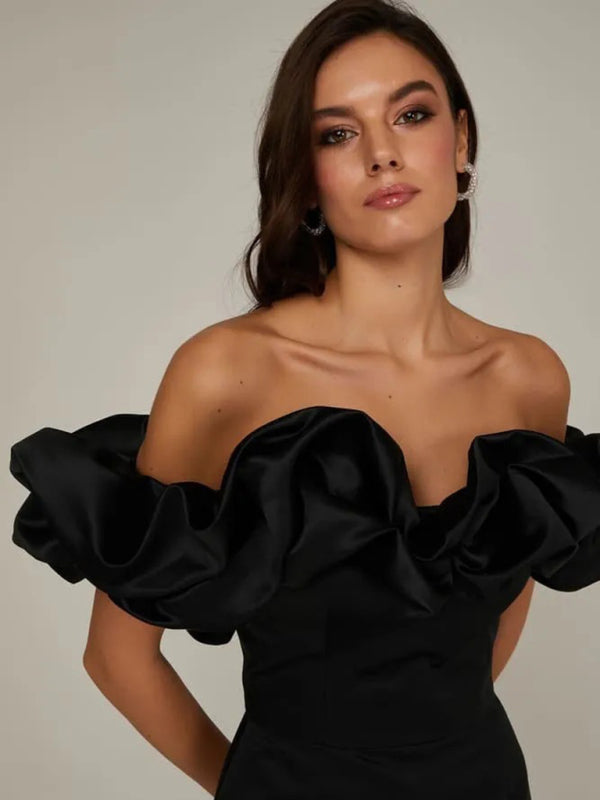 Madison | Vestido de satén con hombros descubiertos y volantes